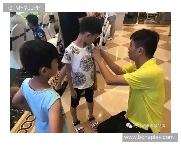 假扮足球明星恶搞路人引发欢笑与惊讶的趣味挑战